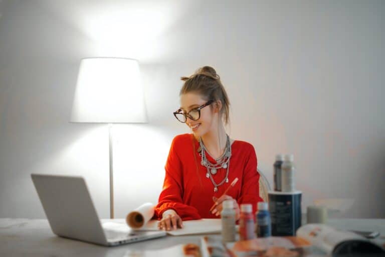 girl working on the computer, smiling, fun work office