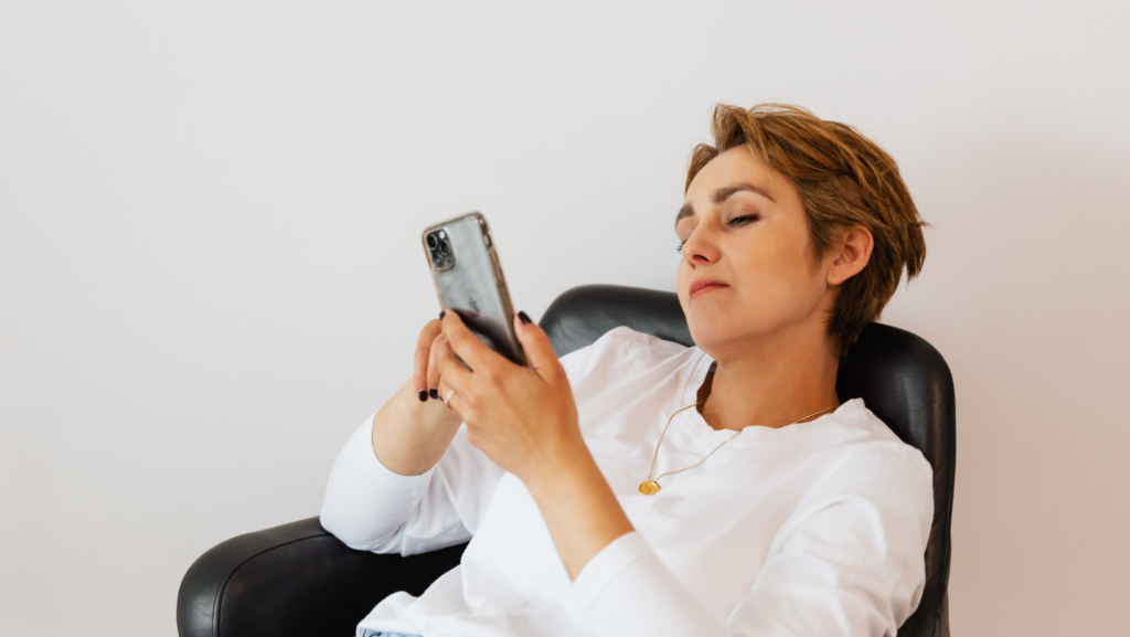 signs of laziness, woman on her phone